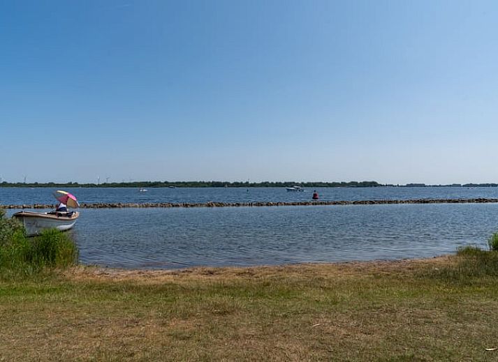 Moderne keuken in Vakantiehuis in Vrouwenpolder, Walcheren, Zeeland, met open deuren naar het terras.