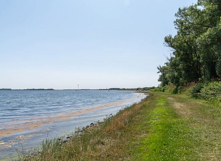 Moderne keuken in Vakantiehuis in Vrouwenpolder, Walcheren, Zeeland, met open deuren naar het terras.