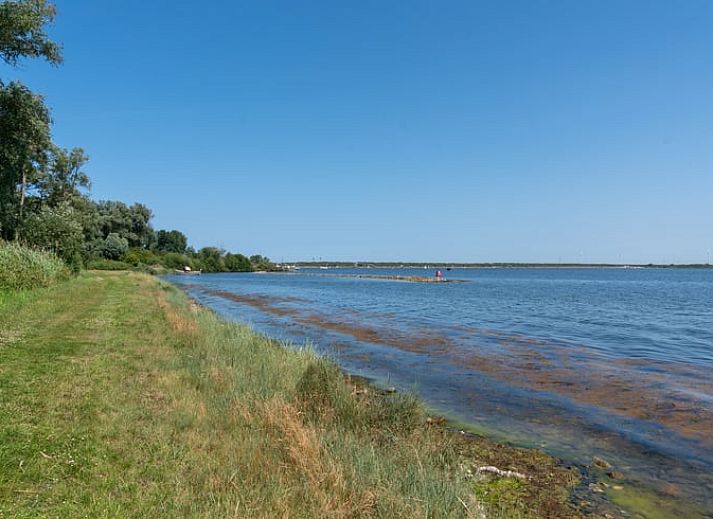 Moderne keuken in Vakantiehuis in Vrouwenpolder, Walcheren, Zeeland, met open deuren naar het terras.