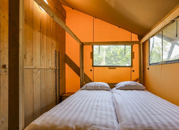 Das Safari-Zelt 8 in Vrouwenpolder, Walcheren, bietet eine charmante Glamping-Unterkunft mit einer einladenden Terrasse und einer natuerlichen Umgebung.