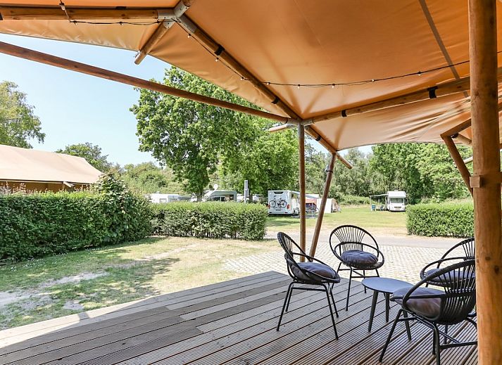 Das Safari-Zelt 8 in Vrouwenpolder, Walcheren bietet eine einladende Terrasse und ein komfortables Glamping-Erlebnis in der Natur Zeelands.