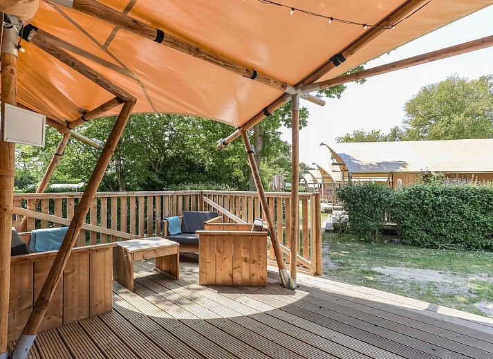 Luxurioeses Badezimmer im Safari-Zelt 8, einer Glamping-Lodge in Vrouwenpolder, Walcheren, Zeeland, mit modernen Annehmlichkeiten und natuerlichem Licht.