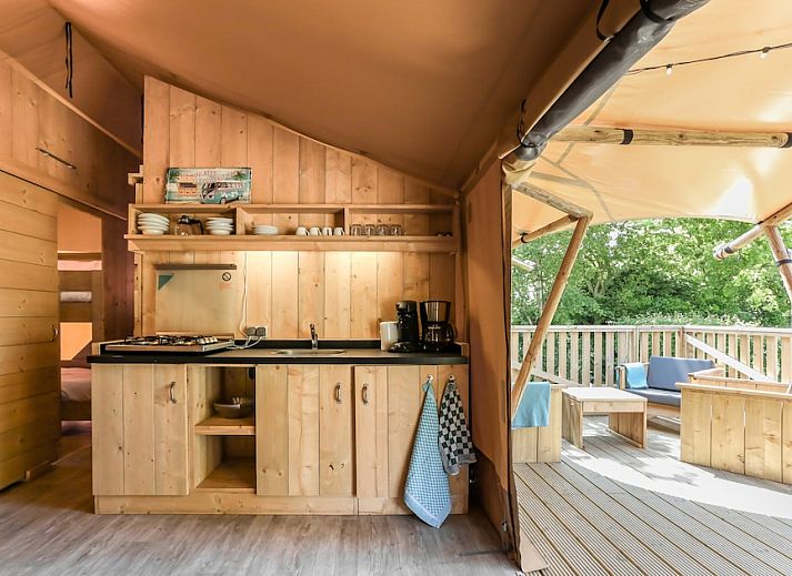 Luxurioeses Badezimmer im Safari-Zelt 8, einer Glamping-Lodge in Vrouwenpolder, Walcheren, Zeeland, mit modernen Annehmlichkeiten und natuerlichem Licht.