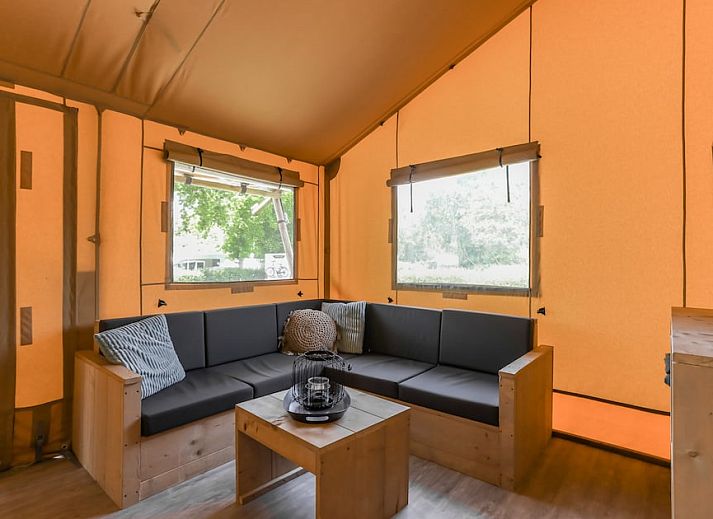 Luxurioeses Badezimmer im Safari-Zelt 8, einer Glamping-Lodge in Vrouwenpolder, Walcheren, Zeeland, mit modernen Annehmlichkeiten und natuerlichem Licht.