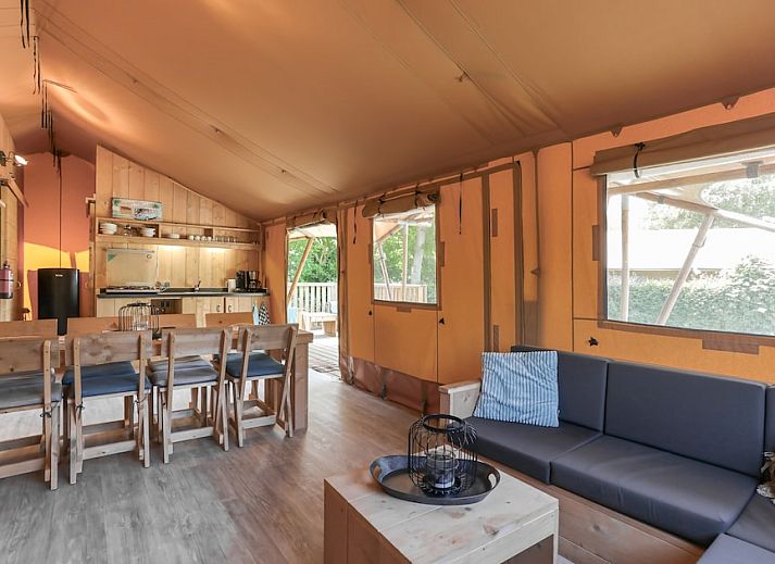 Luxurioeses Badezimmer im Safari-Zelt 8, einer Glamping-Lodge in Vrouwenpolder, Walcheren, Zeeland, mit modernen Annehmlichkeiten und natuerlichem Licht.