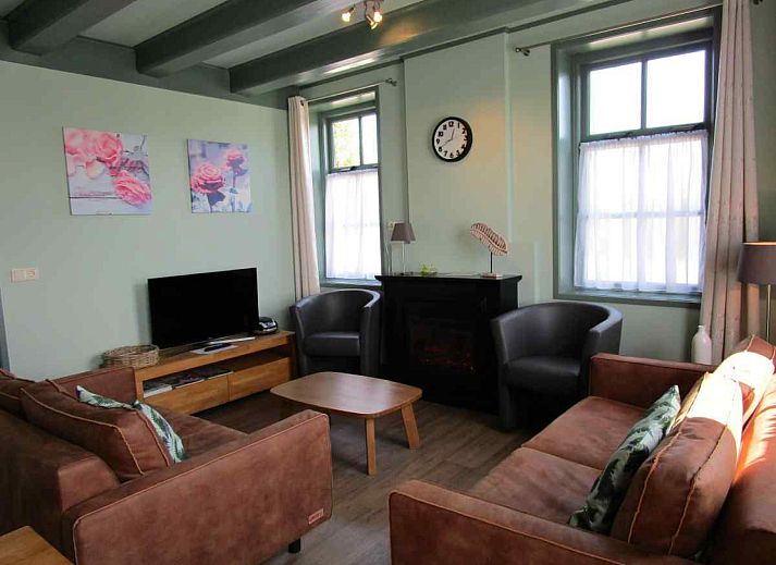 Ferienhaus ZE161 in Vrouwenpolder, Walcheren mit einer schoenen Terrasse und bluehenden Rosen.