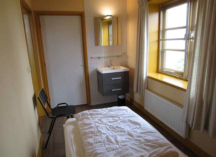 Ferienhaus ZE161 in Vrouwenpolder, Walcheren mit einer schoenen Terrasse und bluehenden Rosen.