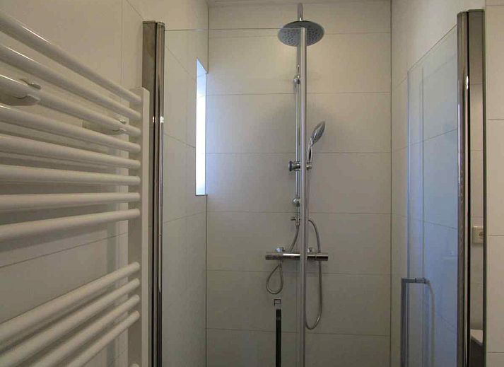 Modernes Badezimmer im Ferienhaus ZE161, Vrouwenpolder, Walcheren, ausgestattet mit eleganten Fliesen.