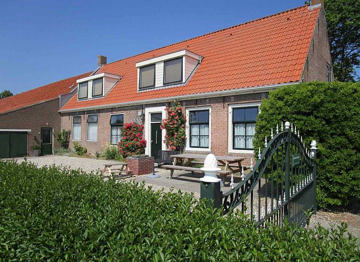 Modernes Badezimmer im Ferienhaus ZE161, Vrouwenpolder, Walcheren, ausgestattet mit eleganten Fliesen.