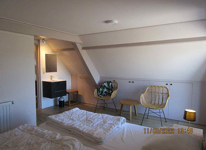 Modernes Badezimmer im Ferienhaus ZE161, Vrouwenpolder, Walcheren, ausgestattet mit eleganten Fliesen.