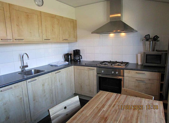 Modernes Badezimmer im Ferienhaus ZE161, Vrouwenpolder, Walcheren, ausgestattet mit eleganten Fliesen.