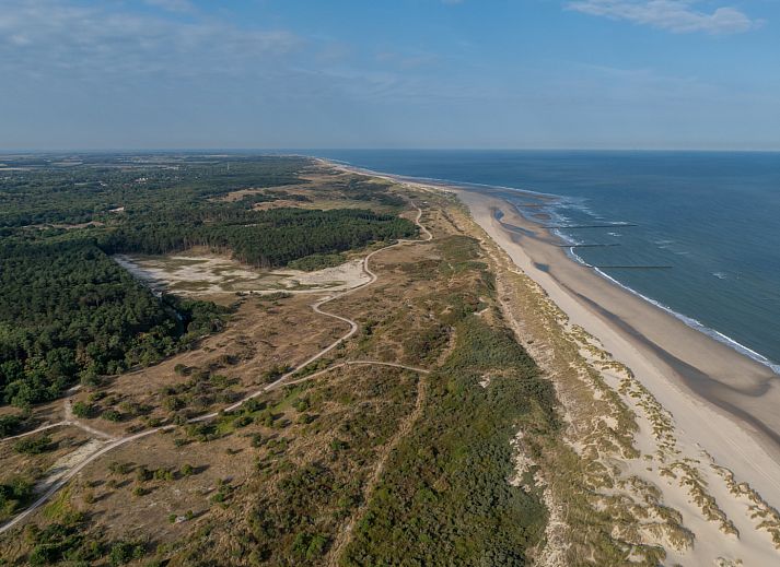 Aussenansicht des Ferienhauses ZE161 in Vrouwenpolder, Walcheren, umgeben von viel Gruen und Ruhe.