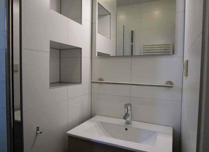 Aussenansicht des Ferienhauses ZE161 in Vrouwenpolder, Walcheren, umgeben von viel Gruen und Ruhe.