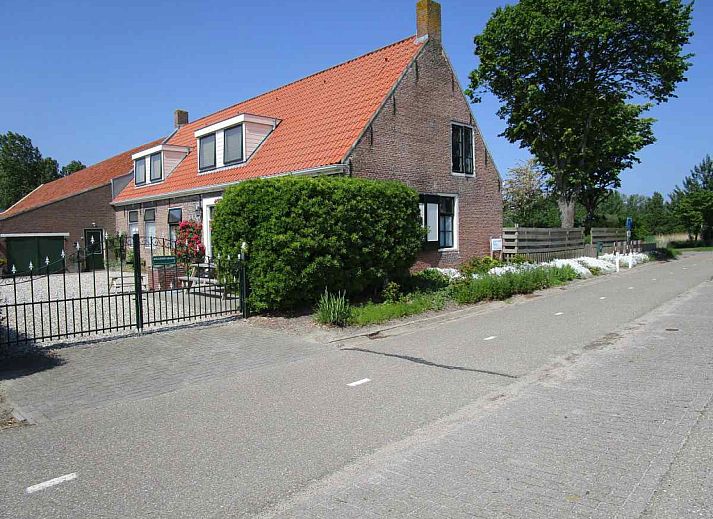 Aussenansicht des Ferienhauses ZE161 in Vrouwenpolder, Walcheren, umgeben von viel Gruen und Ruhe.