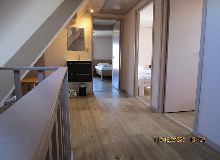 Aussenansicht des Ferienhauses ZE161 in Vrouwenpolder, Walcheren, umgeben von viel Gruen und Ruhe.