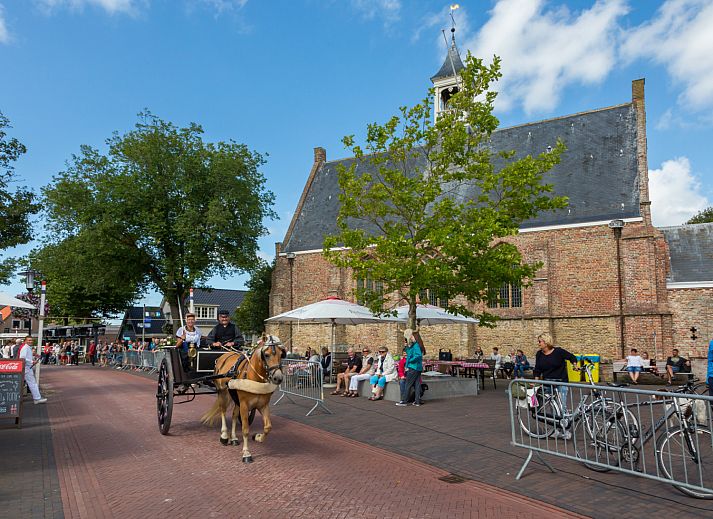 Gemuetliches Schlafzimmer im Ferienhaus ZE161, Vrouwenpolder, Walcheren, mit einem komfortablen Doppelbett.