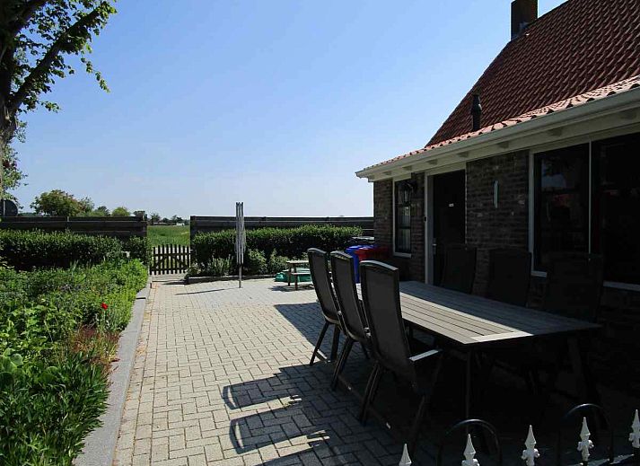 Gemuetliches Schlafzimmer im Ferienhaus ZE161, Vrouwenpolder, Walcheren, mit einem komfortablen Doppelbett.