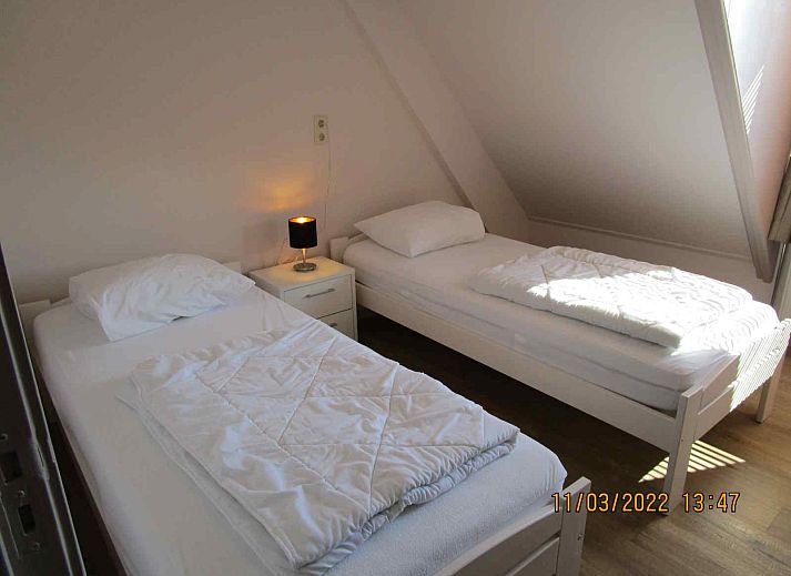 Gemuetliches Schlafzimmer im Ferienhaus ZE161, Vrouwenpolder, Walcheren, mit einem komfortablen Doppelbett.