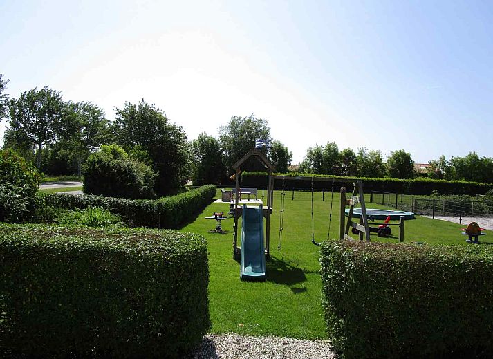 Geraeumige Halle im Ferienhaus ZE161, Vrouwenpolder, Walcheren, mit Holzboeden und Zugang zu den Zimmern.