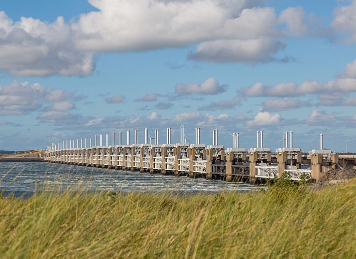 Geraeumige Halle im Ferienhaus ZE161, Vrouwenpolder, Walcheren, mit Holzboeden und Zugang zu den Zimmern.