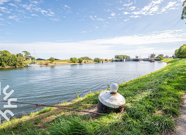 Luchtfoto van ZE059 vakantiehuis in Veere, Walcheren met ruime tuin.