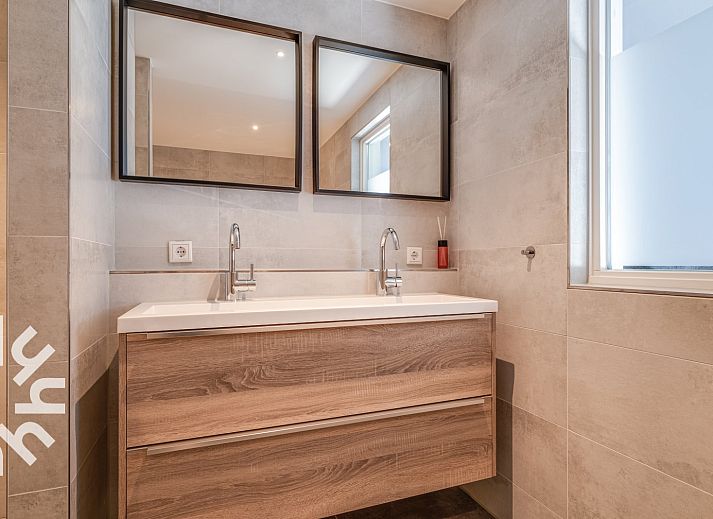 Modern kitchen and dining area in vacation home ZE1152, Veere, Walcheren, Zeeland.