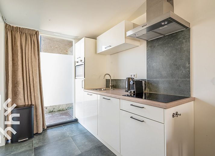 Stilvolles Badezimmer mit Doppelwaschbecken im Ferienhaus ZE045, Veere, Walcheren, Zeeland.