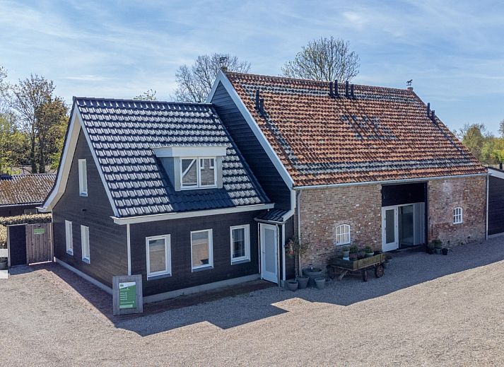 Stilvolles Badezimmer mit Doppelwaschbecken im Ferienhaus ZE045, Veere, Walcheren, Zeeland.