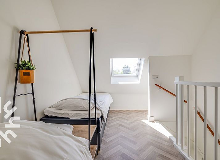 Helles Schlafzimmer mit Dachfenster im Ferienhaus ZE045, Veere, Walcheren, Zeeland.