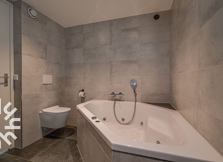 Helles Schlafzimmer mit Dachfenster im Ferienhaus ZE045, Veere, Walcheren, Zeeland.