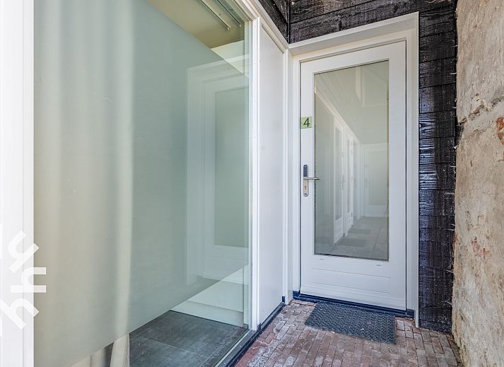 Enjoy the garden at vacation home ZE1151 in Veere, Walcheren, Zeeland with terrace and green surroundings.