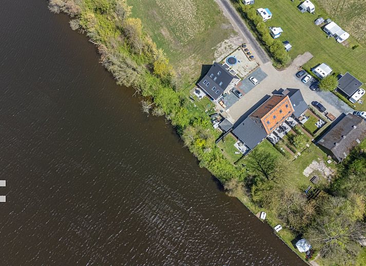 Enjoy the garden at vacation home ZE1151 in Veere, Walcheren, Zeeland with terrace and green surroundings.