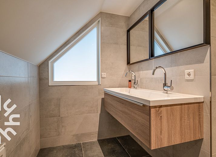 Fully equipped kitchen in vacation home ZE1151, Veere, Walcheren, Zeeland, with modern appliances.