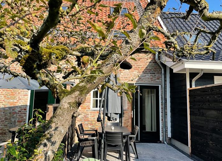 Huisje in Veere, vakantiehuis in Walcheren, Zeeland met sfeervol terras en groene omgeving.