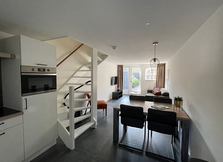 Huisje in Veere, vakantiehuis in Walcheren, Zeeland met sfeervol terras en groene omgeving.