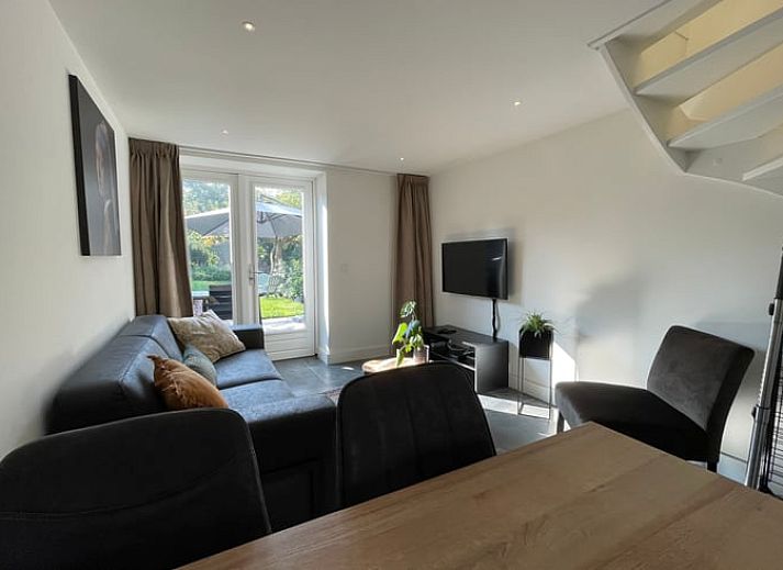 Moderne binnenruimte van Huisje in Veere, vakantiehuis in Walcheren, Zeeland met open keuken en zithoek.