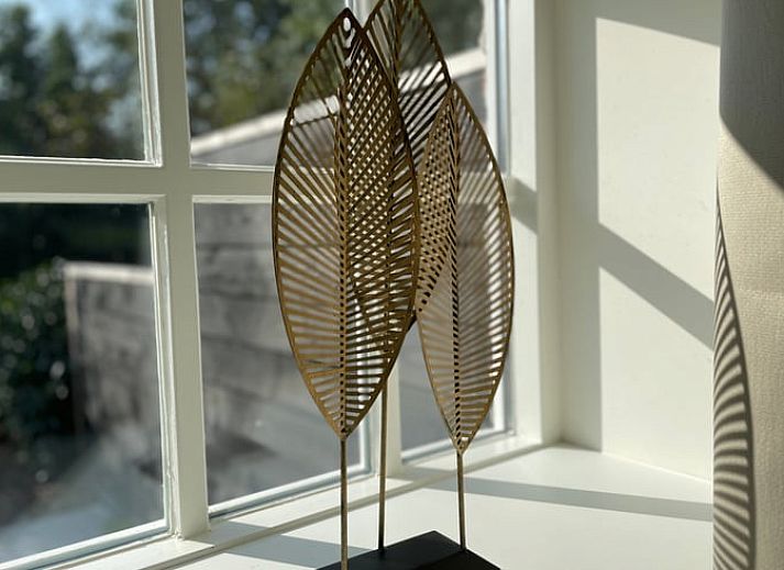 Modernes Interieur eines Ferienhauses in Veere, Walcheren, Zeeland mit offener Kueche und Sitzecke.