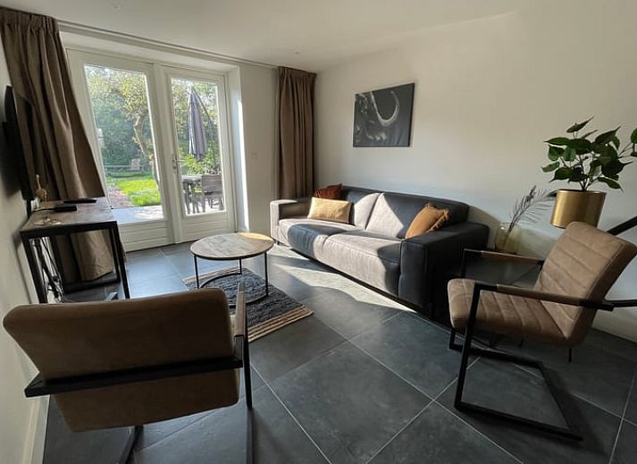 Modernes Interieur eines Ferienhauses in Veere, Walcheren, Zeeland mit offener Kueche und Sitzecke.