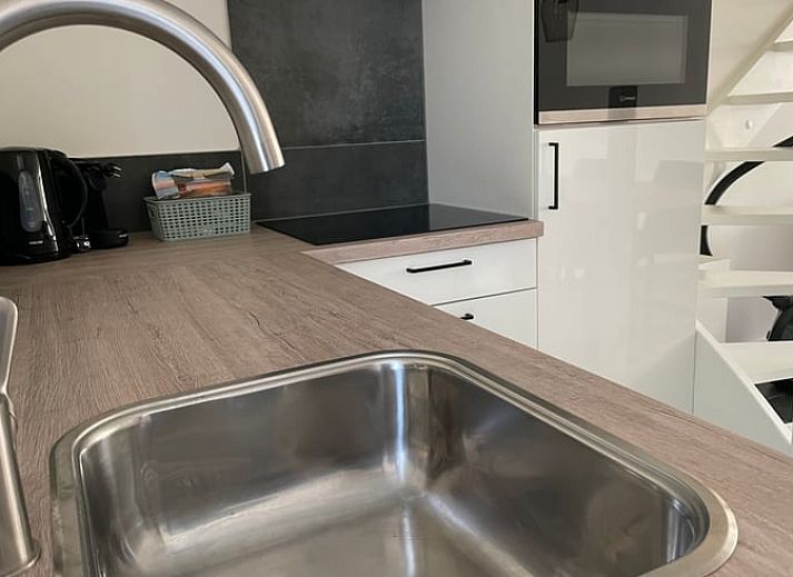 Modernes Interieur eines Ferienhauses in Veere, Walcheren, Zeeland mit offener Kueche und Sitzecke.