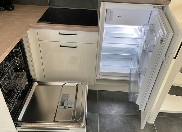 Modernes Interieur eines Ferienhauses in Veere, Walcheren, Zeeland mit offener Kueche und Sitzecke.