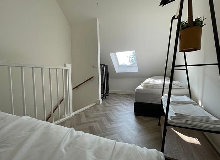 Modernes Interieur eines Ferienhauses in Veere, Walcheren, Zeeland mit offener Kueche und Sitzecke.