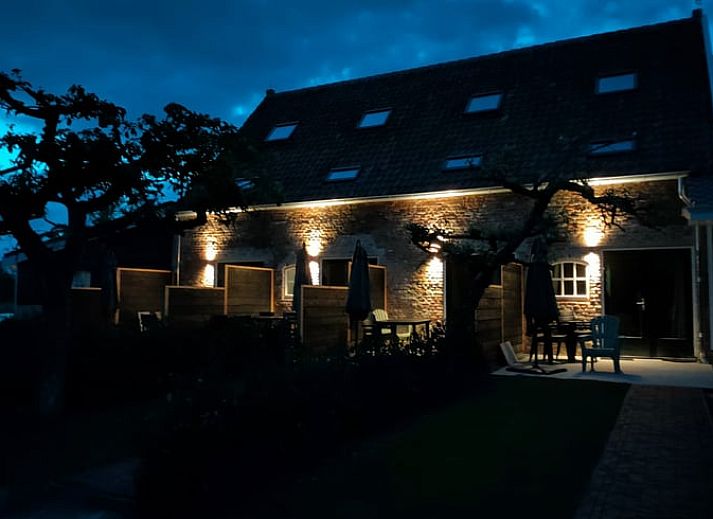 Gemuetliches Wohnzimmer im Ferienhaus in Veere, Walcheren, Zeeland mit Gartenblick und bequemer Sitzecke.