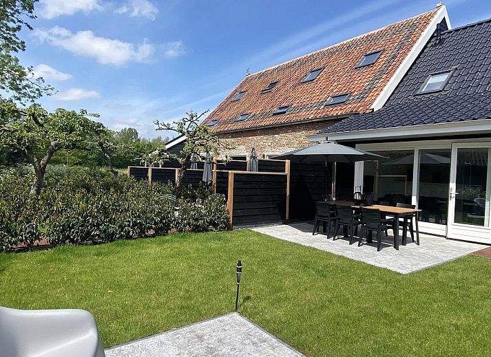 Veranda of VZ1021 Vakantiewoning in Veere with modern garden furniture, located in Veere, Walcheren, Zeeland.