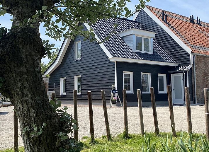 Veranda of VZ1021 Vakantiewoning in Veere with modern garden furniture, located in Veere, Walcheren, Zeeland.