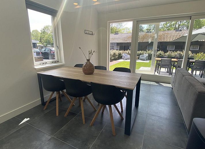 Green garden at VZ1021 Holiday home in Veere with terrace view, Veere, Walcheren, Zeeland.