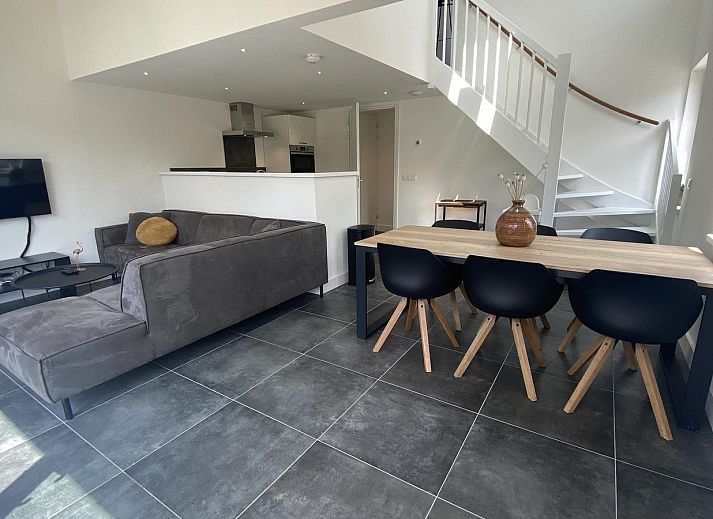 Green garden at VZ1021 Holiday home in Veere with terrace view, Veere, Walcheren, Zeeland.