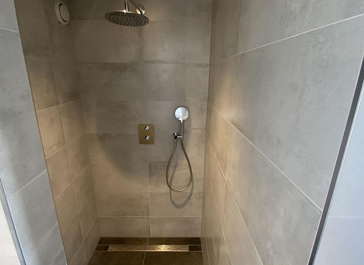 Dining area on the terrace of VZ1021 Holiday home in Veere, ideal for outdoor dining, Veere, Walcheren, Zeeland.