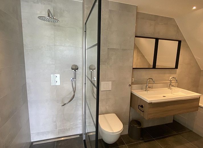 Dining area on the terrace of VZ1021 Holiday home in Veere, ideal for outdoor dining, Veere, Walcheren, Zeeland.