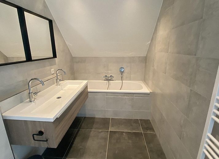 Dining area on the terrace of VZ1021 Holiday home in Veere, ideal for outdoor dining, Veere, Walcheren, Zeeland.