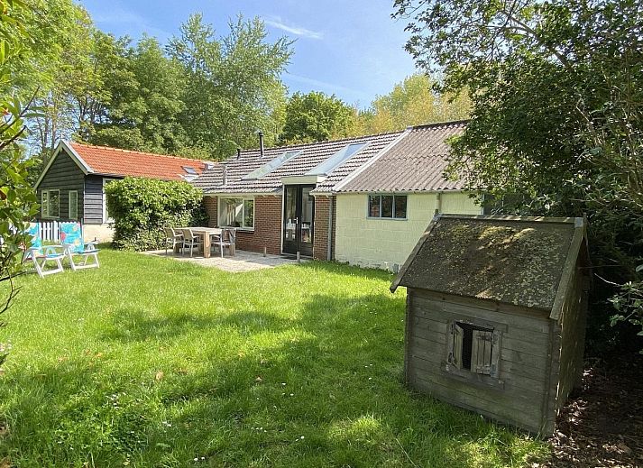 VZ119 Vakantiewoning Veere in Walcheren, Zeeland met groene tuin en zonnig terras.